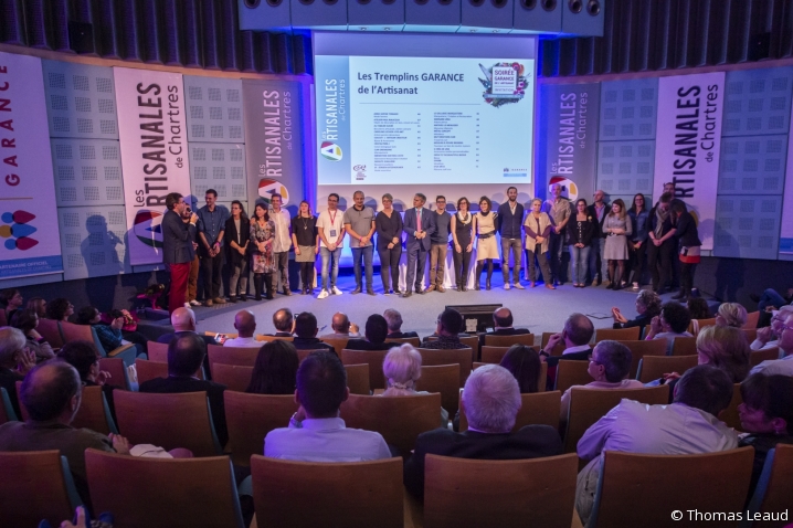 Photo de groupe des lauréats Trophées Garance 2019, leur prix à la main Photo de groupe des lauréats Trophées Garance 2019, leur prix à la main