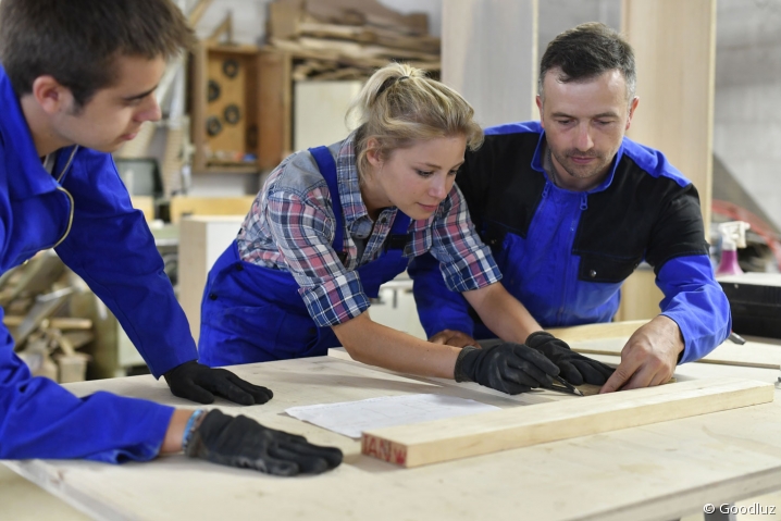 Apprentis englue de travail accompagnés de leur maître d'apprentissage