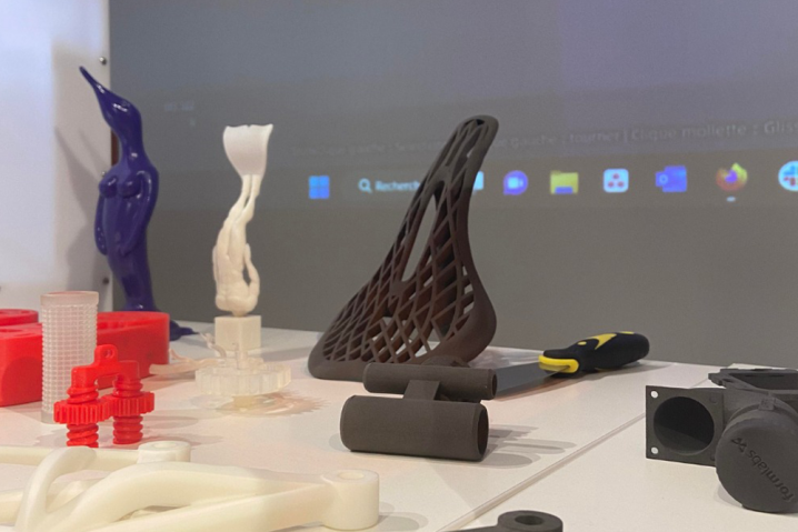 Des artisans découvrent l’impression 3D lors d’un atelier prototypage 