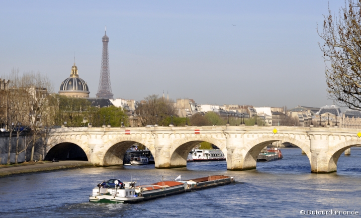 Bateau fret Bateau de fret naviguant sur la Seine