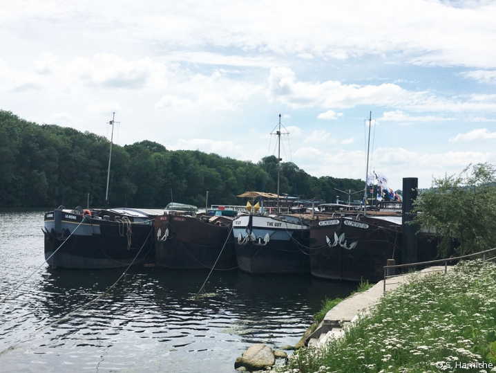 Quatre bateaux amarrés à Conflans-Sainte-Honorine, capitale de la batellerie (Yvelines). Quatre bateaux amarrés à Conflans-Sainte-Honorine, capitale de la batellerie (Yvelines).