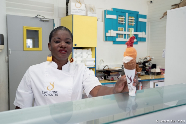 L'artisan guadeloupéenne Fabienne Youyoutte tenant une glace dans sa boutique L'artisan guadeloupéenne Fabienne Youyoutte tenant une glace dans sa boutique