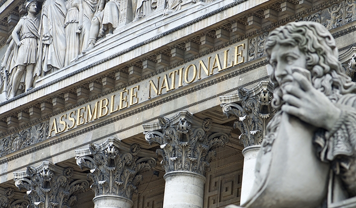 vue du fronton de l'Assemblée nationale