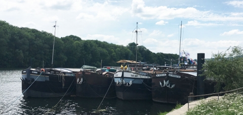 Quatre bateaux amarrés à Conflans-Sainte-Honorine, capitale de la batellerie (Yvelines).